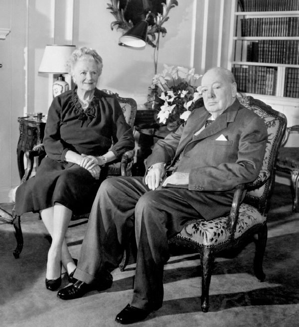 Sir Winston Churchill patří k nejobdivovanějším osobnostem šéfů firem. Na snímku s manželkou.
