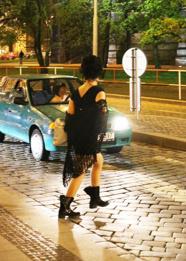 Lucii Bílou málem srazilo auto.