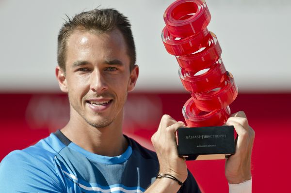 Tenista Lukáš Rosol s vítěznou trofejí.