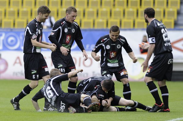 Radost hradeckých fotbalistů z rychlého gólu. Radost hradeckých fotbalistů z rychlého gólu.