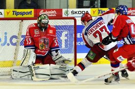 Zleva český brankář Alexander Salák, Denis Kokarev z Ruska a útočník Jan Kovář.