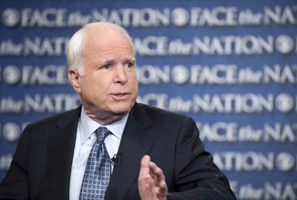 Senátor John McCain.
