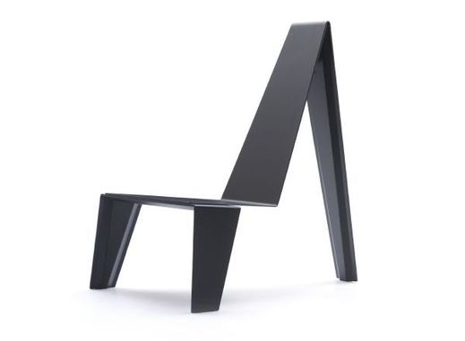 Z brazilských designérských odkazů vychází křeslo Trez.