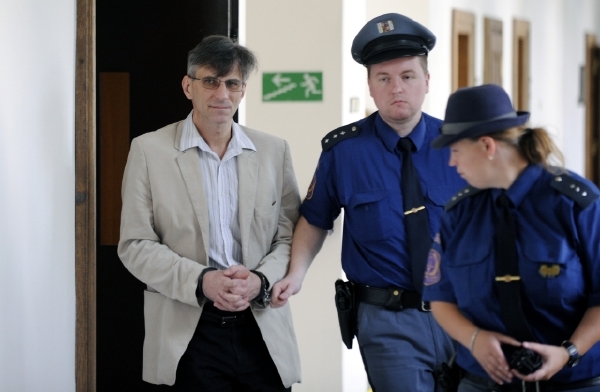 Sysel pravděpodobně ubodal oběť kvůli dluhům. Sysel pravděpodobně ubodal oběť kvůli dluhům.