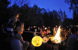 Kromě samotného ohně si děti mohou užít i lampionový průvod.