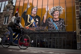 Beatrix se svým synem Vilémem Alexandrem, který ji střídá na trůnu.
