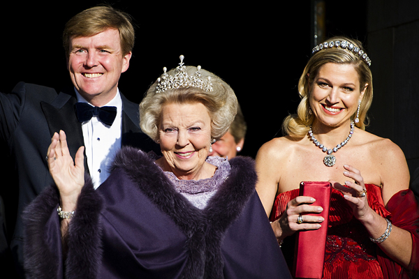 Královna Beatrix opouští holandský trůn, na který nastupuje její syn Vilém Alexandr (vlevo). Vpravo jeho manželka Máxima.