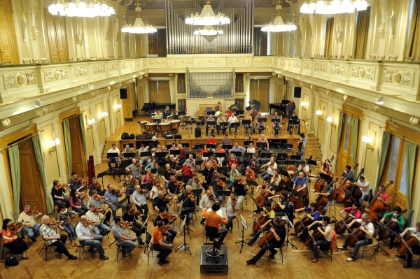 Wagnerovy skladby si žádají početný orchestr. Wagnerovy skladby si žádají početný orchestr.