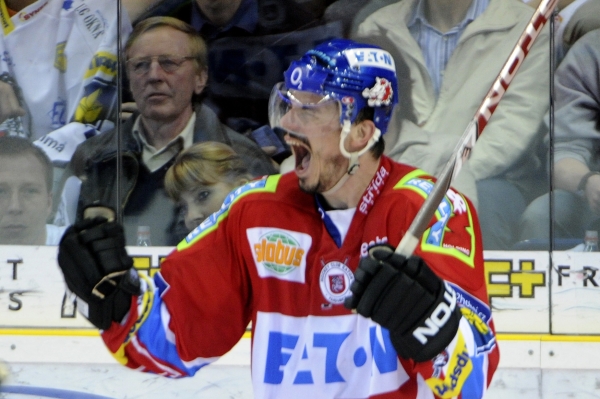 Petr Sýkora slavil s Pardubicemi v sezoně 2009/2010 mistrovský titul.