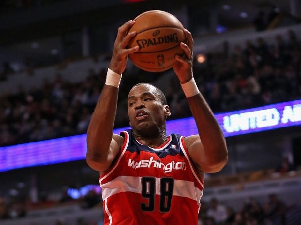 Jason Collins se jako první aktivní hráč v historii amerických soutěží přiznal k homosexualitě. Jason Collins se jako první aktivní hráč v historii amerických soutěží přiznal k homosexualitě.