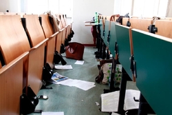 Učebna Fakulty sociálních věd Univerzity Karlovy, kterou museli studenti narychlo opustit.