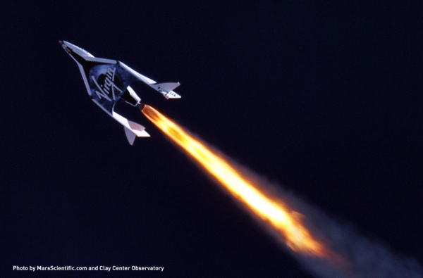 Soukromá kosmická loď SpaceShipTwo při prvním zážehu raketového motoru.