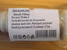 Z flétny se uvolňují některé části.