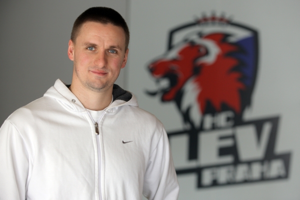 Tomáš Pöpperle se ze Lva vrací do extraligové Sparty.