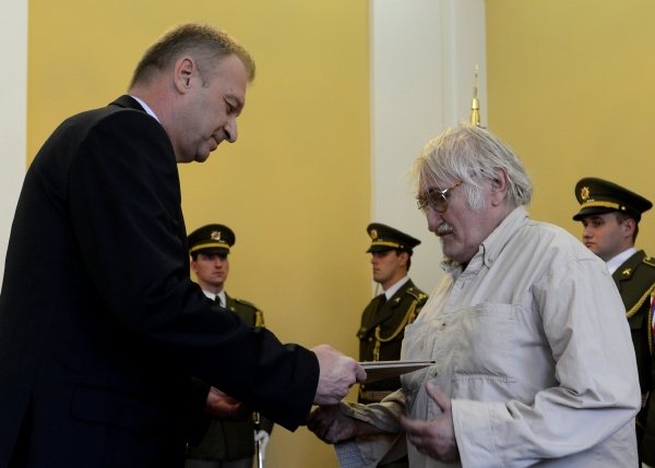 Herec a signatář Charty 77 Pavel Landovský (vpravo) převzal 30. dubna z rukou ministra obrany Vlastimila Picka osvědčení o účasti ve třetím - protikomunistickém - odboji.