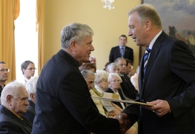 Biskup Václav Malý přebírá z rukou ministra obrany Vlastimila Picka osvědčení o účasti ve třetím - protikomunistickém - odboji.