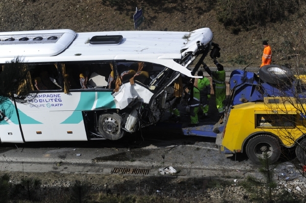 Mezi nejhorší nehody uplynulého měsíce patřila havárie autobusu s francouzskými studenty.