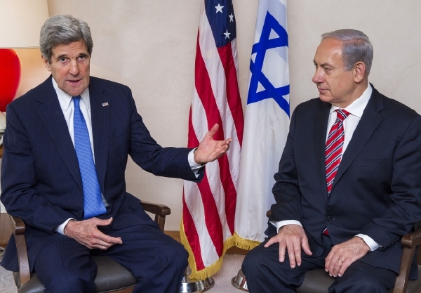 Vlevo americký ministr zahraničí John Kerry a vpravo izraelský premiér Benjamin Netanjahu. Vlevo americký ministr zahraničí John Kerry a vpravo izraelský premiér Benjamin Netanjahu.