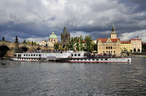 Posádka na parníku se oblékla do historických uniforem.