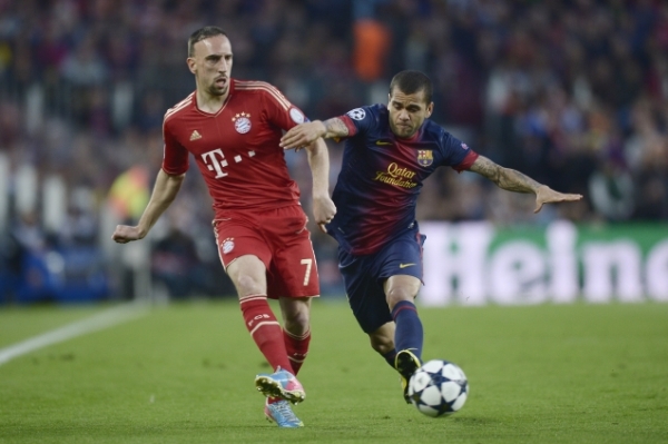 Záložník Bayernu Franck Ribery (vlevo) v souboji se zadákem Barcelony Danielem Alvesem.