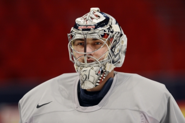 Brankářská jednička Ondřej Pavelec má před šampionátem zdravotní problémy.
