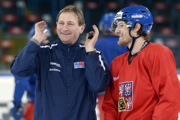 Trenér Alois Hadamczik má k dobré náladě pádný důvod. Hráči z NHL letos jeho pozvánky na MS neodmítali.