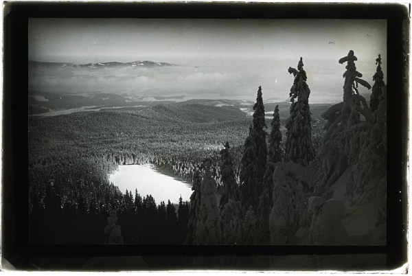 Pohled na Plešné jezero, stará fotografie Josefa Seidela.