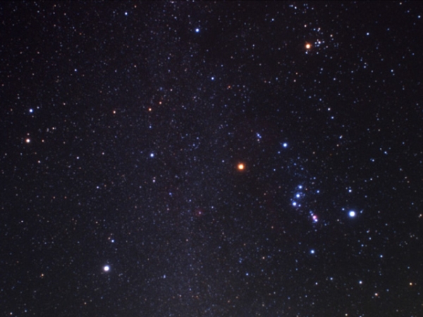 Dýchavičná Betelgeuze se z pohledu ze Země promítá do souhvězdí Orionu. Dýchavičná Betelgeuze se z pohledu ze Země promítá do souhvězdí Orionu.
