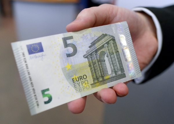 Nová bankovka v hodnotě pěti eur. Nová bankovka v hodnotě pěti eur.