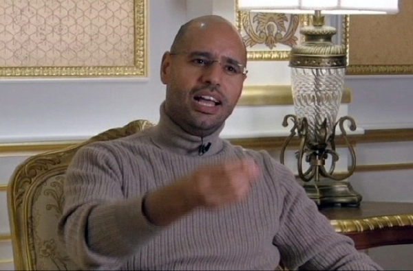 Sajf Islám Kaddáfí při interview roku 2011 v Tripolisu.