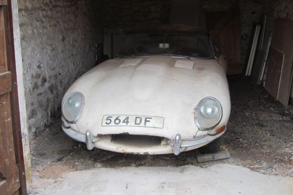 Jaguar E-Type Roadster po třiceti letech vykukuje z garáže.