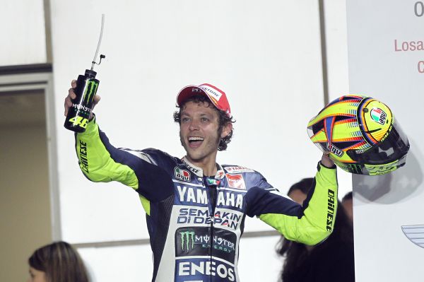 Valentino Rossi oslavuje jeden ze svých triumfů. 