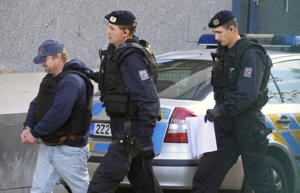 Policie přivádí 19. října k Okresnímu soudu ve Zlíně jednatele Likérky Drak z Chvalčova na Kroměřížsku Pavla Čanigu (vlevo). Soud by měl rozhodnout o návrhu státního zástupce na vzetí Čanigy do vazby. Policie přivádí 19. října k Okresnímu soudu ve Zlíně jednatele Likérky Drak z Chvalčova na Kroměřížsku Pavla Čanigu (vlevo). Soud by měl rozhodnout o návrhu státního zástupce na vzetí Čanigy do vazby.