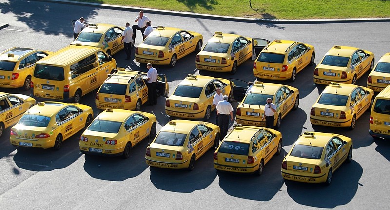 Taxi na pražském letišti.