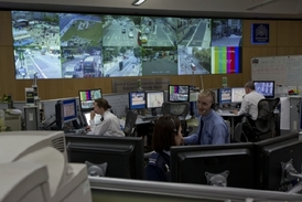 Sledování záběrů monitorovacích kamer při olympiádě v Londýně.