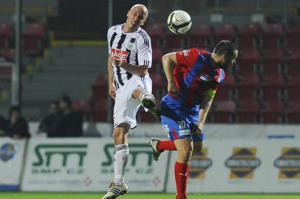 Fotbalista Horváth v hlavičkovém souboji s Ivem Táborským. Fotbalista Horváth v hlavičkovém souboji s Ivem Táborským.