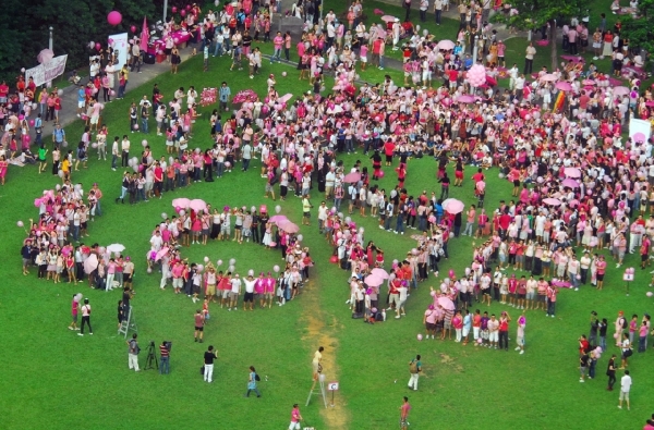 Od roku 2009 se na singapurském festivalu Pink Dot scházejí homosexuálové, aby bojovali za možnost veřejně projevovat svoji lásku.