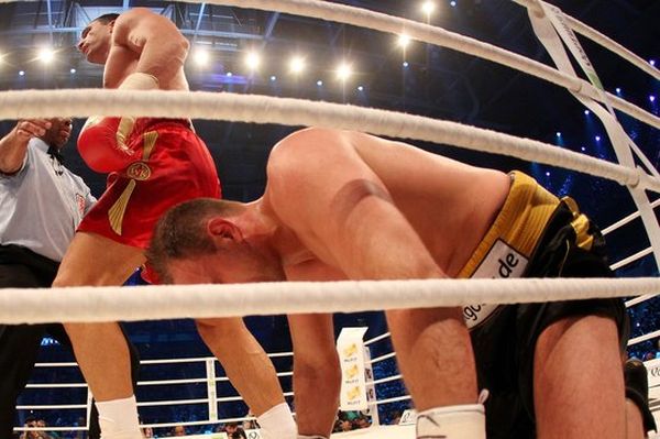 Boxer Vladimir Kličko likviduje Franceska Pianetu. Boxer Vladimir Kličko likviduje Franceska Pianetu.