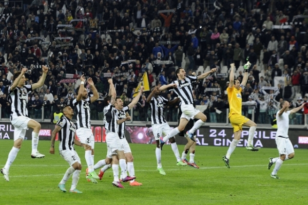 Fotbalisté Juventusu slaví mistrovský titul.