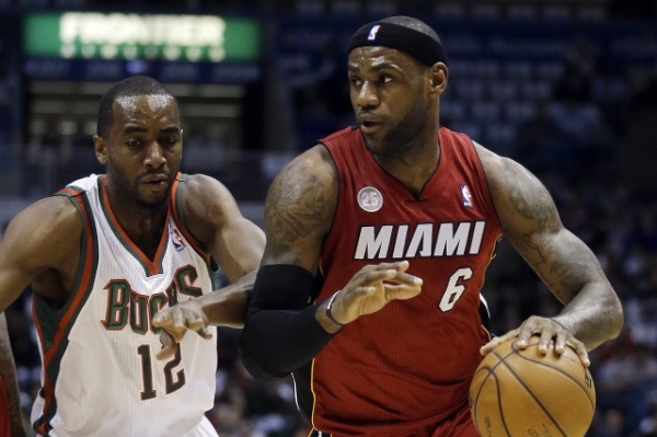 LeBron James (vpravo) získal ocenění pro nejužitečnějšího hráče počtvrté za sebou.