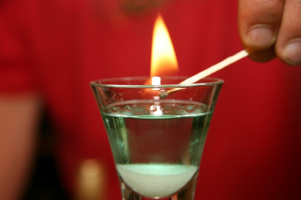 Barman omylem podpálil zákazníka hořícím absintem (ilustrační foto).