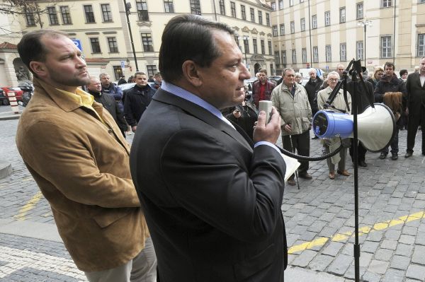 Politik Jiří Paroubek na protestní akci. Vlevo je místopředseda strany Jiří Šlégr. Politik Jiří Paroubek na protestní akci. Vlevo je místopředseda strany Jiří Šlégr.