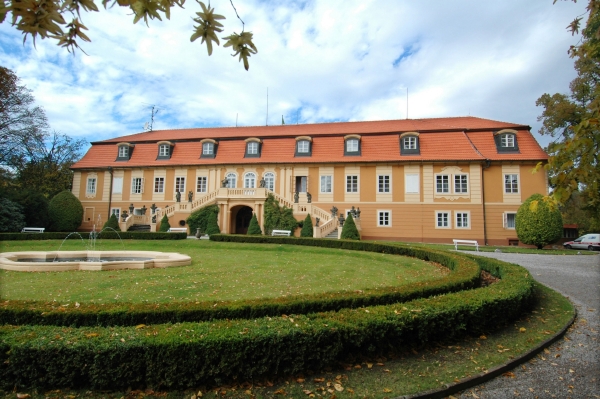 Zámek Štiřín slouží také jako hotel, sportoviště a místo pořádání kulturních akcí.