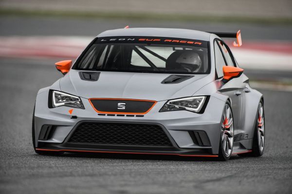 Leon Cup Racer vypadá, že se mazlit se soupeři nebude.