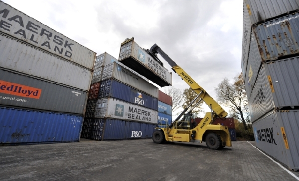 Modernizované kontejnerové překladiště, za jehož dostavbu získala letos v září logistická společnost Advanced World Transport (AWT) ocenění v soutěži Volná cesta. Cílem Volné cesty je podpora ekologičtějších druhů přepravy v podobě přesunu zboží ze silnic na železnici. Modernizované kontejnerové překladiště, za jehož dostavbu získala letos v září logistická společnost Advanced World Transport (AWT) ocenění v soutěži Volná cesta. Cílem Volné cesty je podpora ekologičtějších druhů přepravy v podobě přesunu zboží ze silnic na železnici.