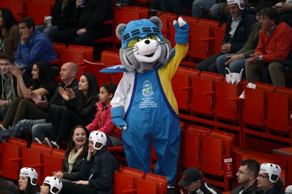 Maskot MS skotačil mezi diváky.