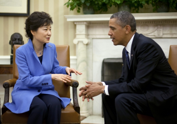 Prezident Obama na tiskové konferenci s jihokorejskou prezidentkou Pak Kun-hje. Prezident Obama na tiskové konferenci s jihokorejskou prezidentkou Pak Kun-hje.