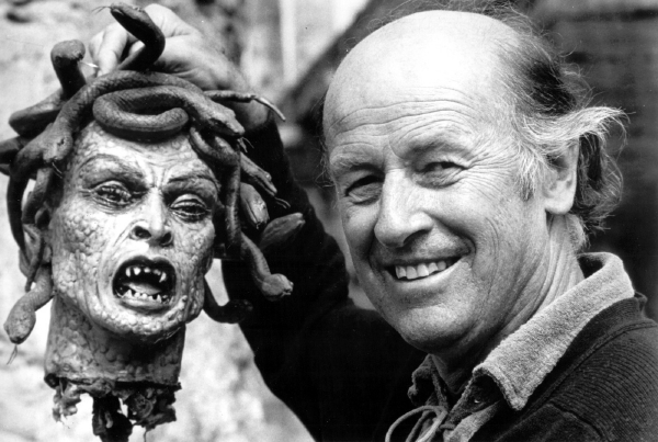 Ray Harryhausen s hlavou medůzy z filmu Souboj titánů.