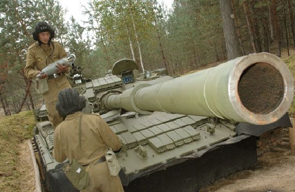 Uloupený tank na útěku (ilustrační foto).