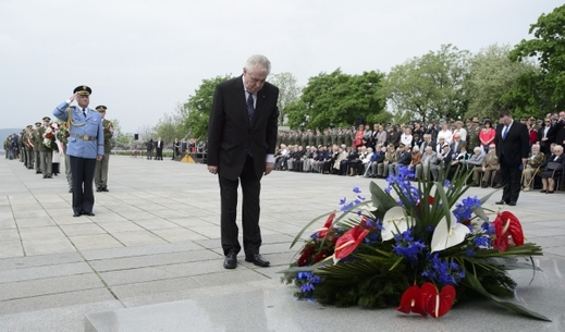 Prezident Miloš Zeman a kladení věnců.